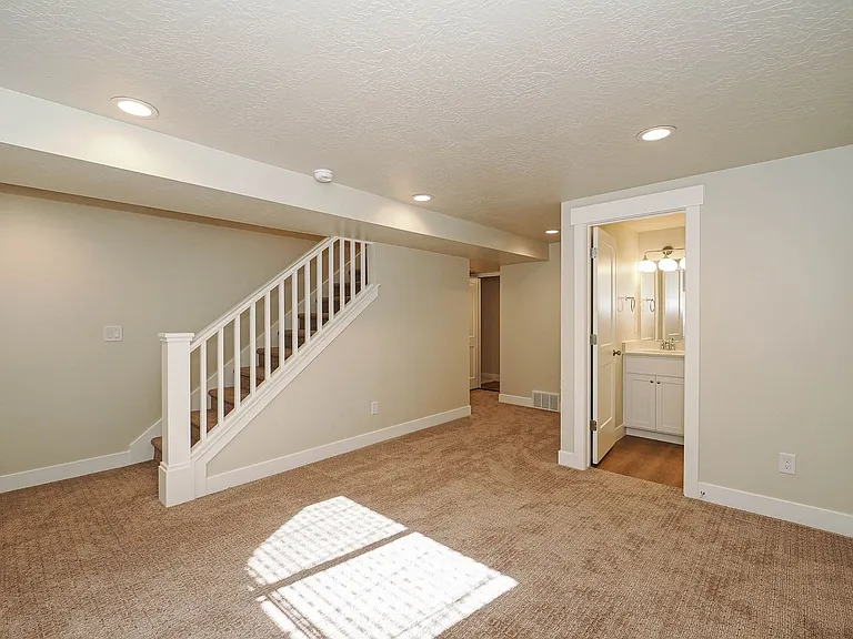 251 E 1280 N — Photo 39