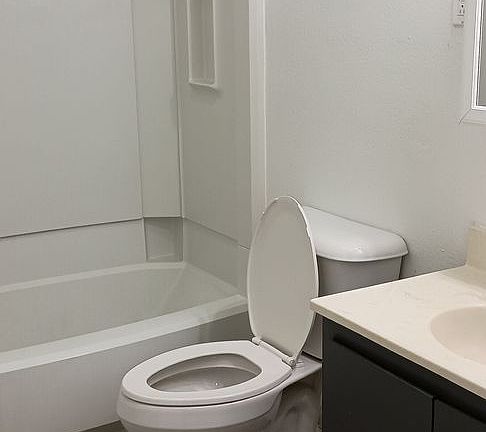2nd image of 906 E D St #2