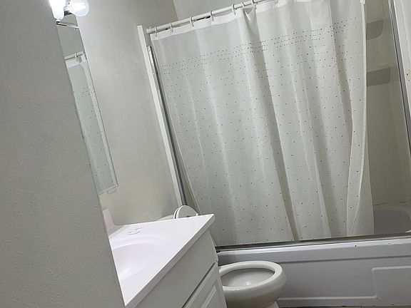 4th image of 4533 Greenholme Dr APT 4