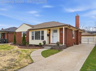 21324 Yale St, Saint Clair Shores, MI 48081