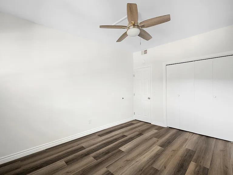 2116 E Chevy Chase Dr #C — Photo 24