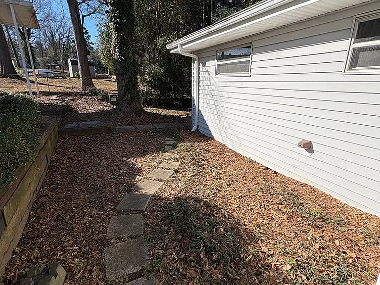 3 bedroom 3 bath in Spartanburg with Lots of Space Workshop in the garage!! — Photo 16