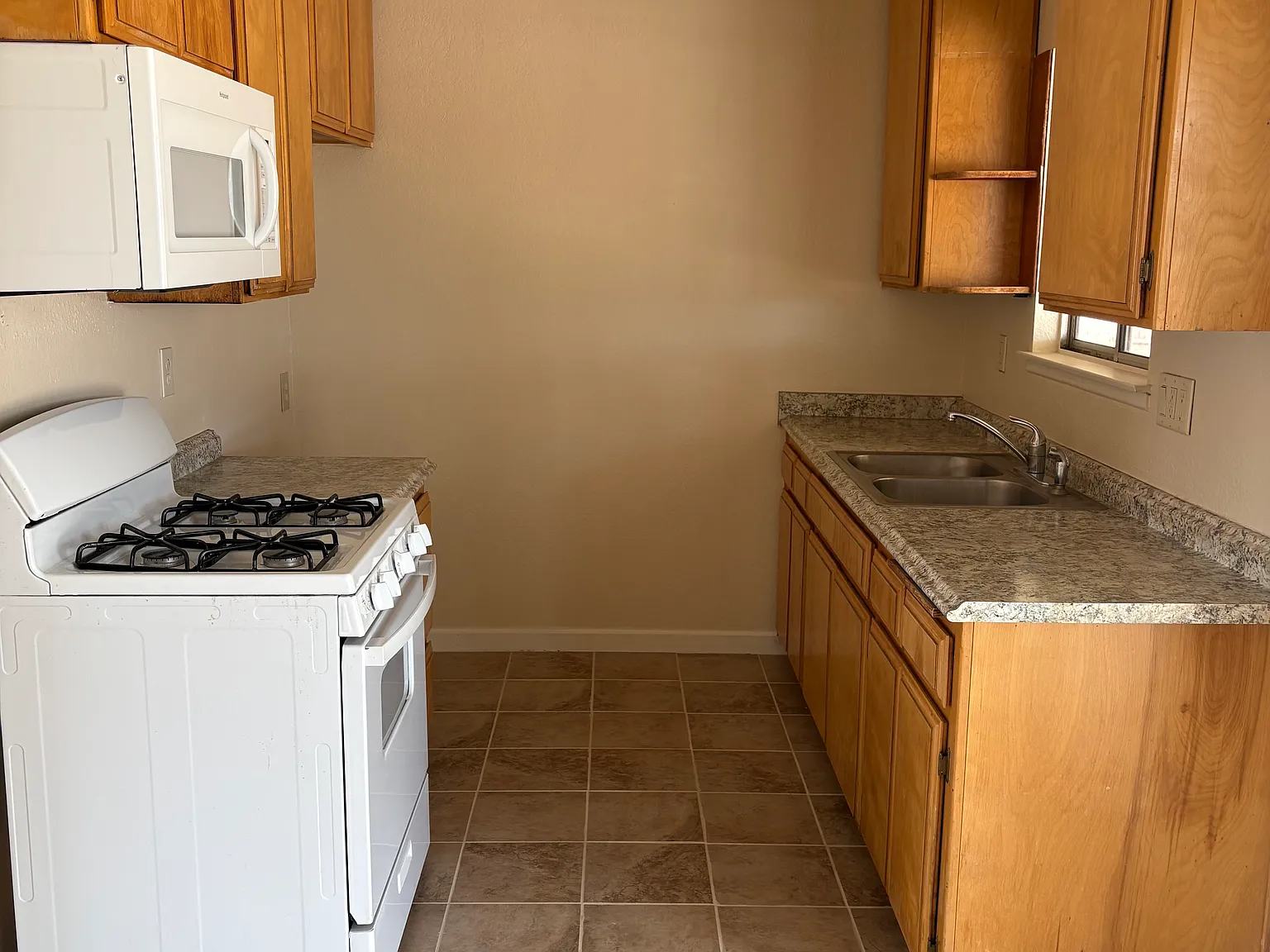 2 bed, 864 sqft, $1,800 — Photo 2