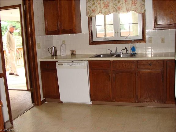 4th image of 1827 Allen Dr