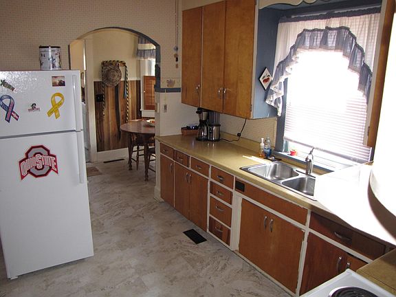 2nd image of 124 N Clinton St
