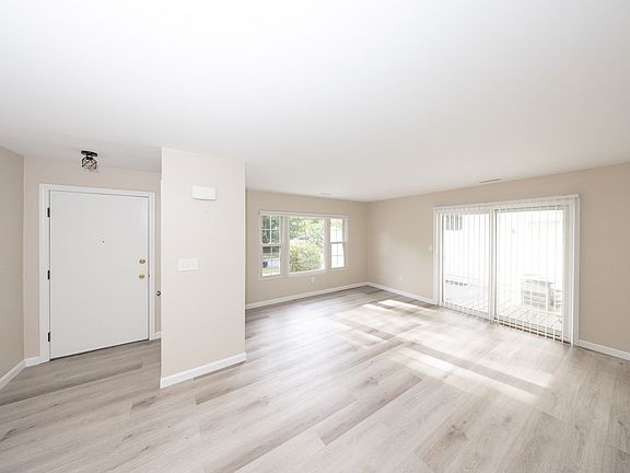 4th image of 701 Edgebrook Dr #701