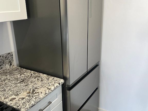 2nd image of 5139 Maplewood Ave APT 103