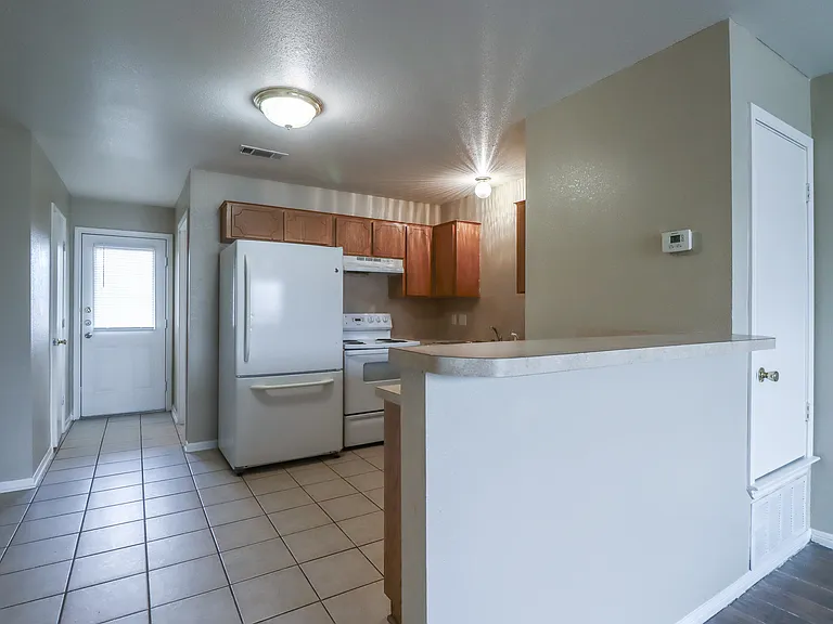 807 Leifester Cir #B — Photo 7
