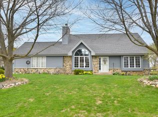 3350 E Gracie Ln, Oak Creek, WI 53154