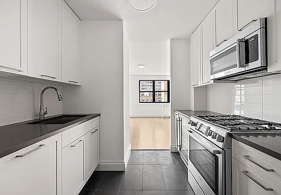 3rd image of 201 E 28th St #9G