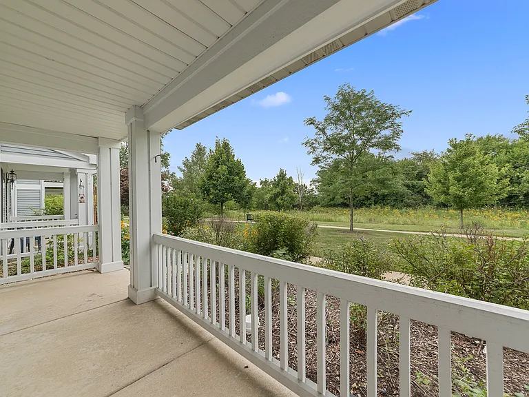 690 Lincoln Station Dr — Photo 2