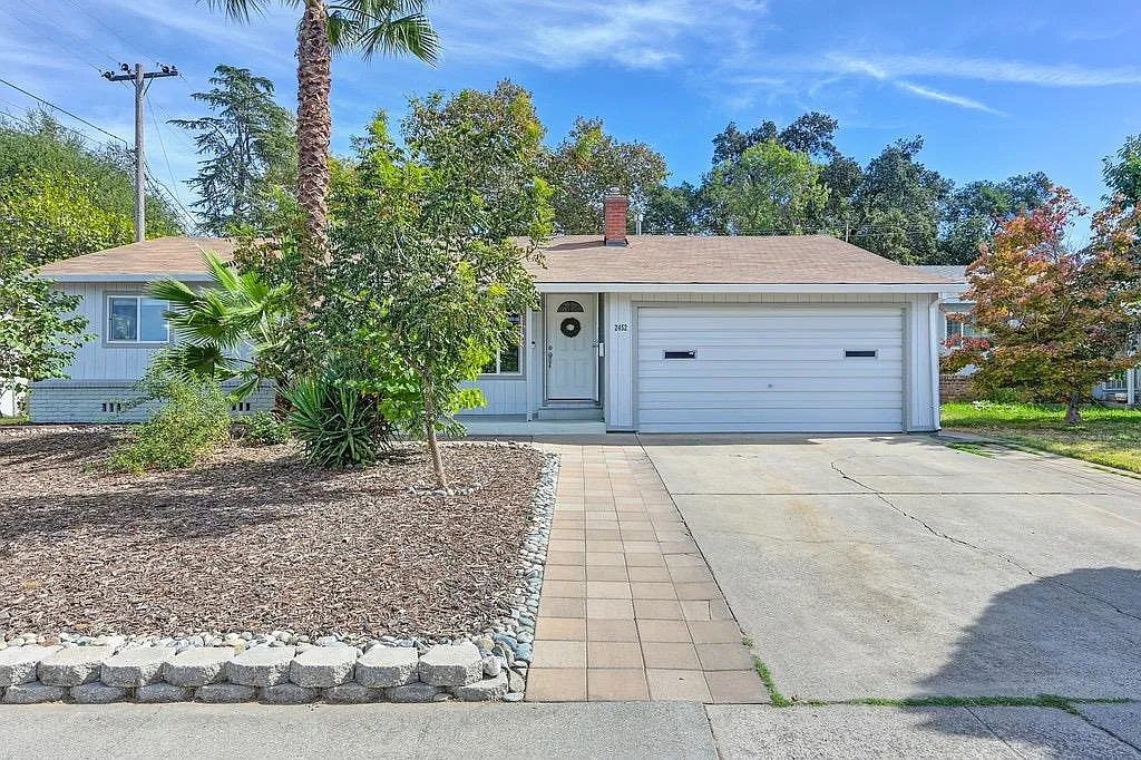 2452 Moraine Cir photo 1