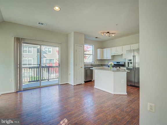 5th image of 21824 Dragons Green Sq