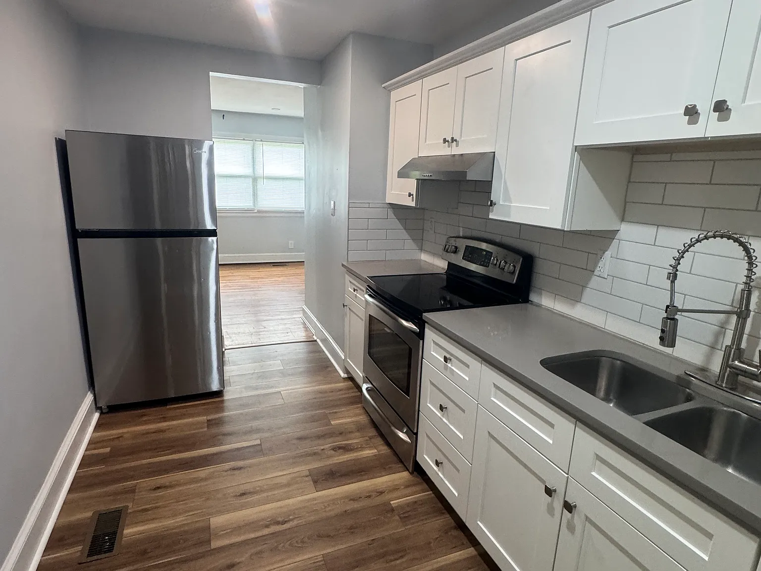 3 bed, 987 sqft, $1,825 — Photo 2