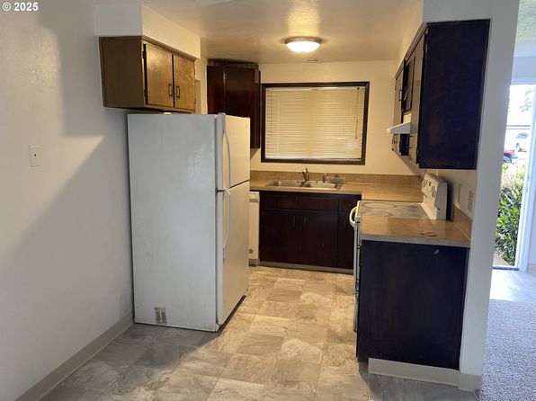 620 V St, Springfield, OR 97477