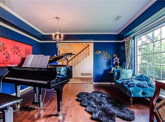 5th image of 1106 Green Valley Ln