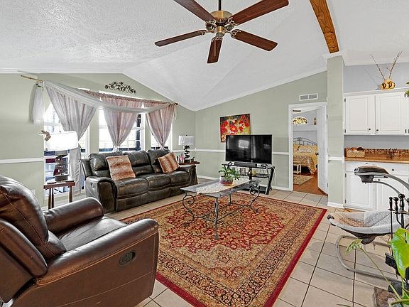 4th image of 210 Mountain Dr.