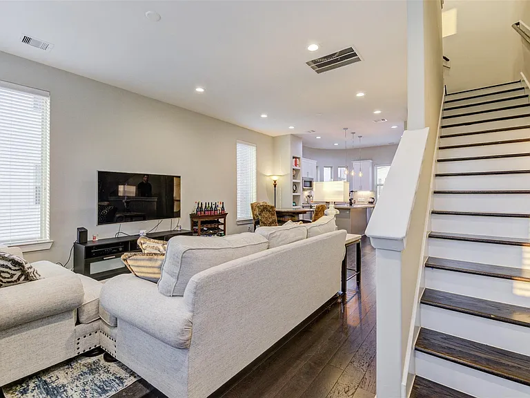 710 Clark St — Photo 25