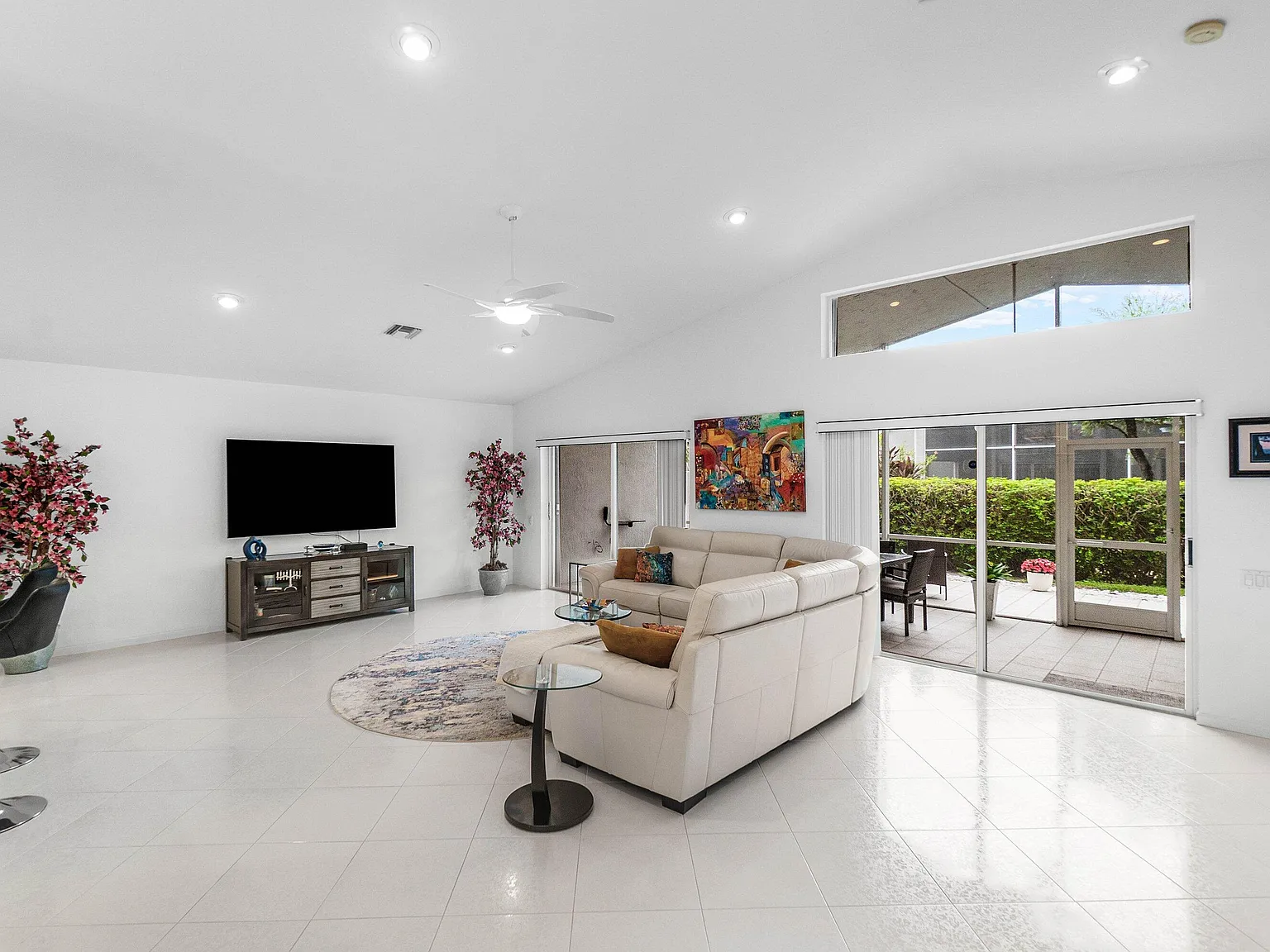 3 bed, 2.0 bath, 1918 sqft, $6,000 — Photo 4