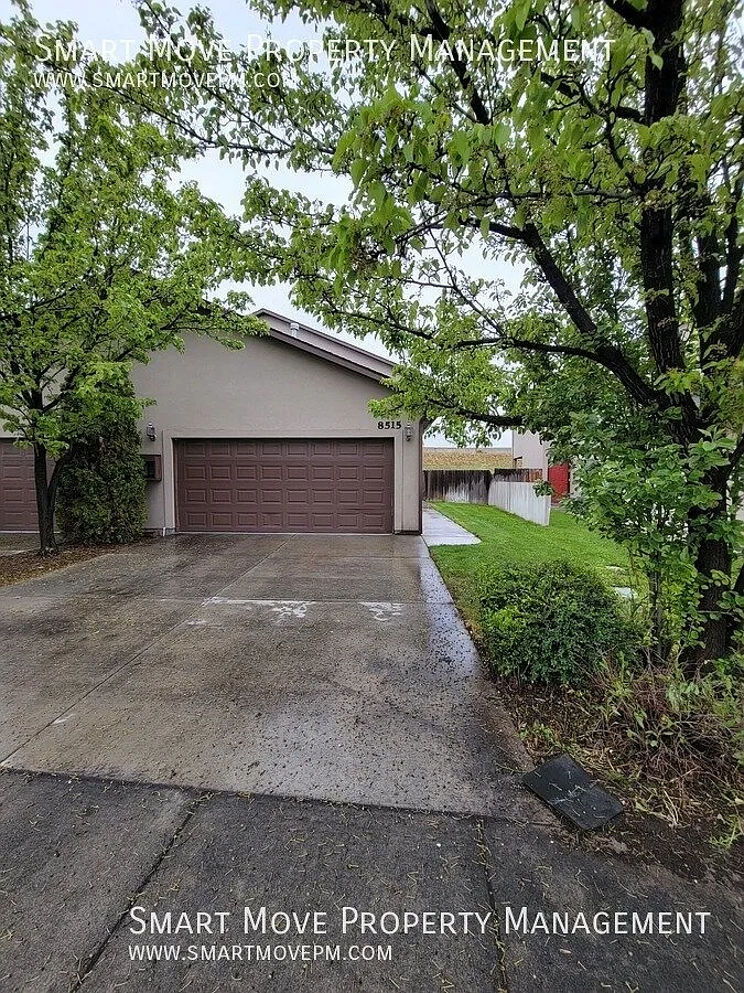 Spacious Three Bedroom Close to Shopping — Photo 1