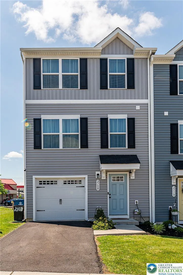 4 bed, 2.5 bath, 1500 sqft, $2,700 — Photo 1