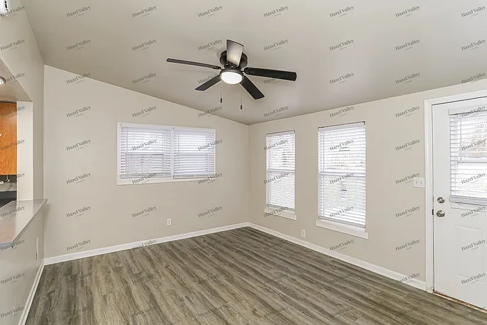 3 bed, 1.0 bath, 1176 sqft, $1,595 — Photo 4