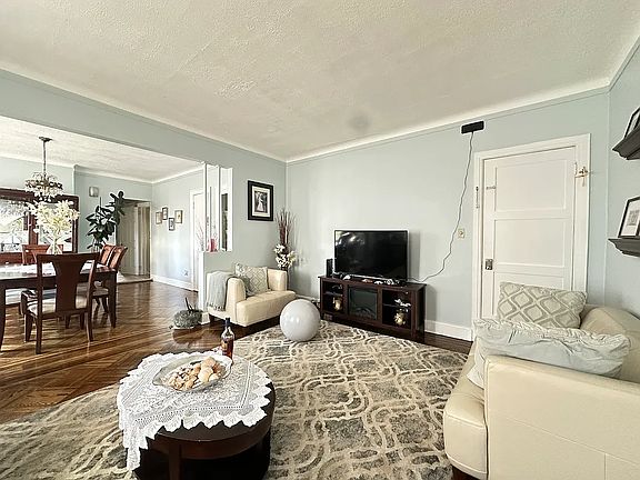 4th image of 1734 E 46th St #2B