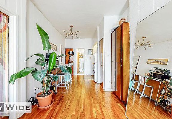2nd image of 1558 2nd Ave APT 4F