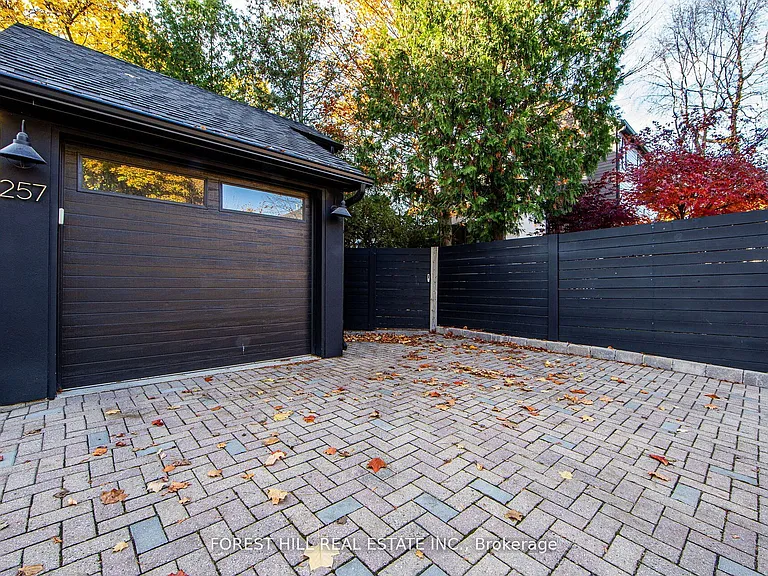 257 Manor Rd E — Photo 39