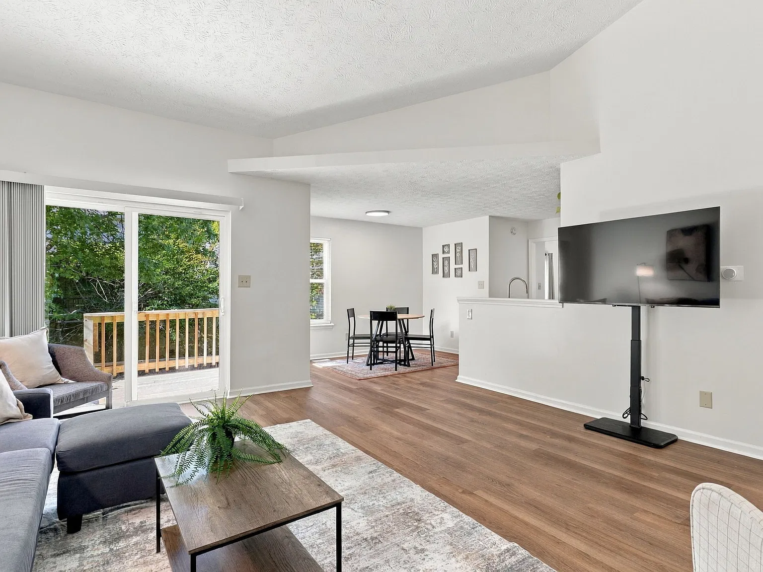 3 bed, 1399 sqft, $2,700 — Photo 1
