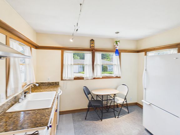 4th image of 33 Empire Ave