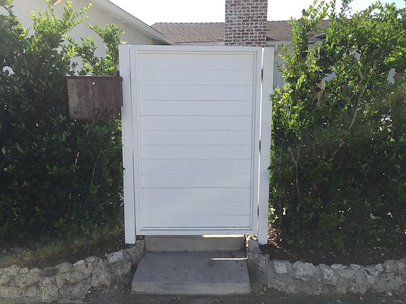 4th image of 2461 Creston Way