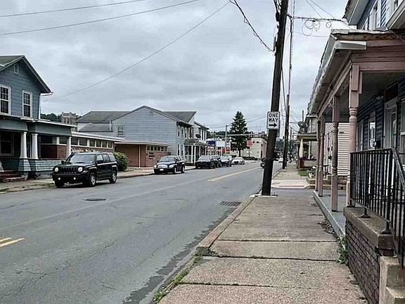 Exterior Neighborhood (street photo)