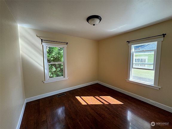 5th image of 508 Lybarger Street NE