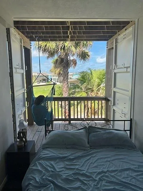 2 bed, 2.0 bath, 960 sqft, $1,350 — Photo 2