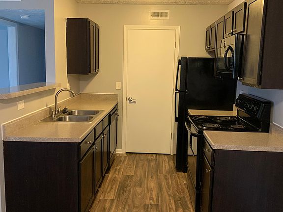 Kitchen--dont miss the microwave mounted:)