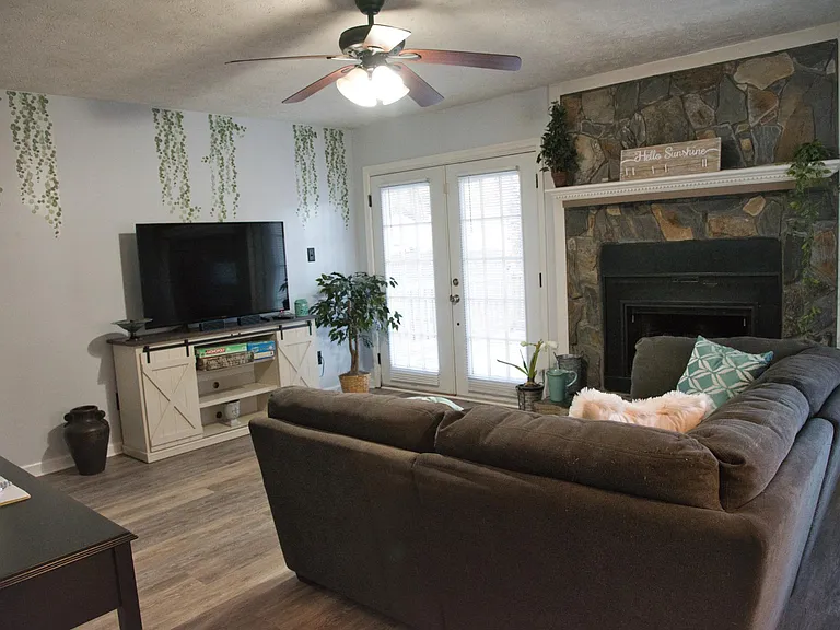 912 Kennesaw Dr — Photo 3