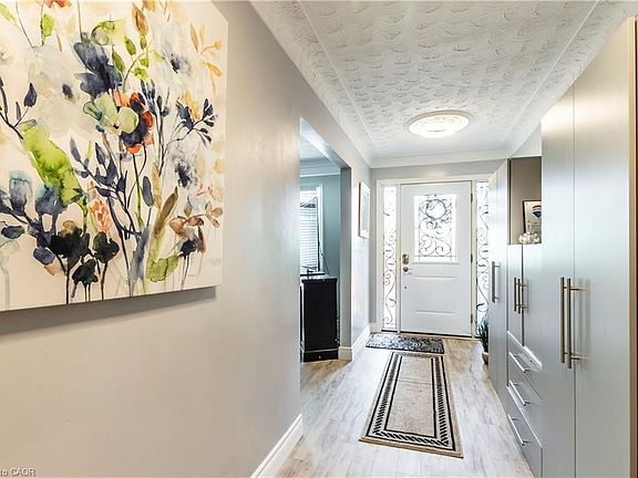 4th image of 404 Queenston Rd