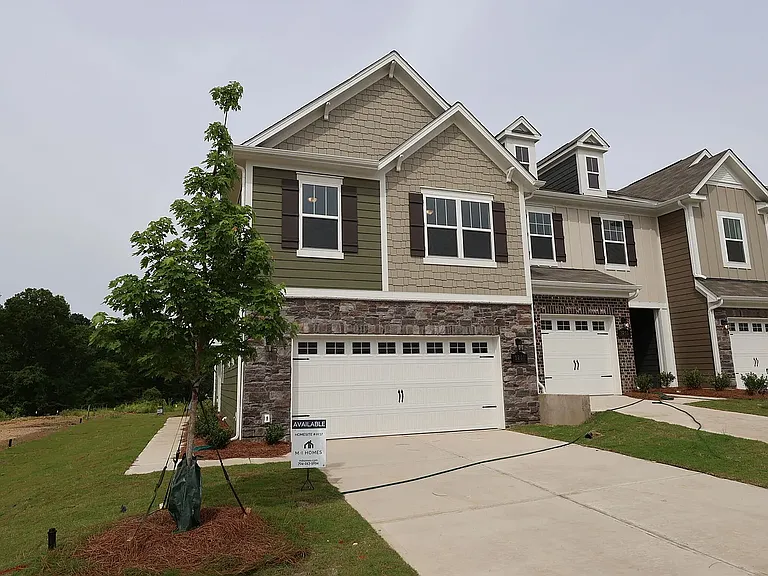 3201 Lilac Grove Dr — Photo 2