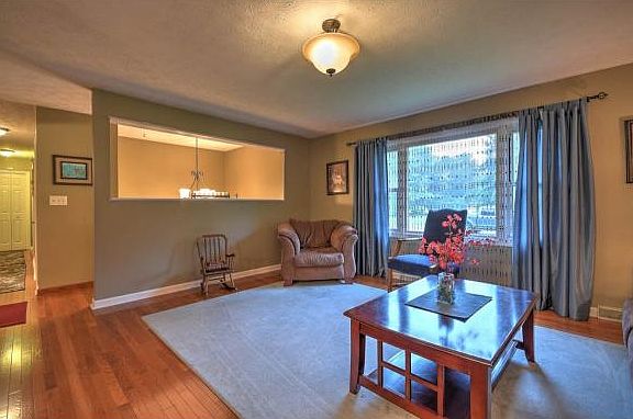5th image of 702 S Sherbrooke Cir