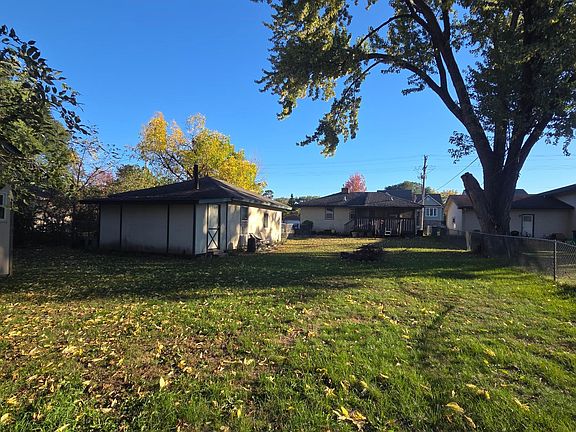 5th image of 627 Grant St