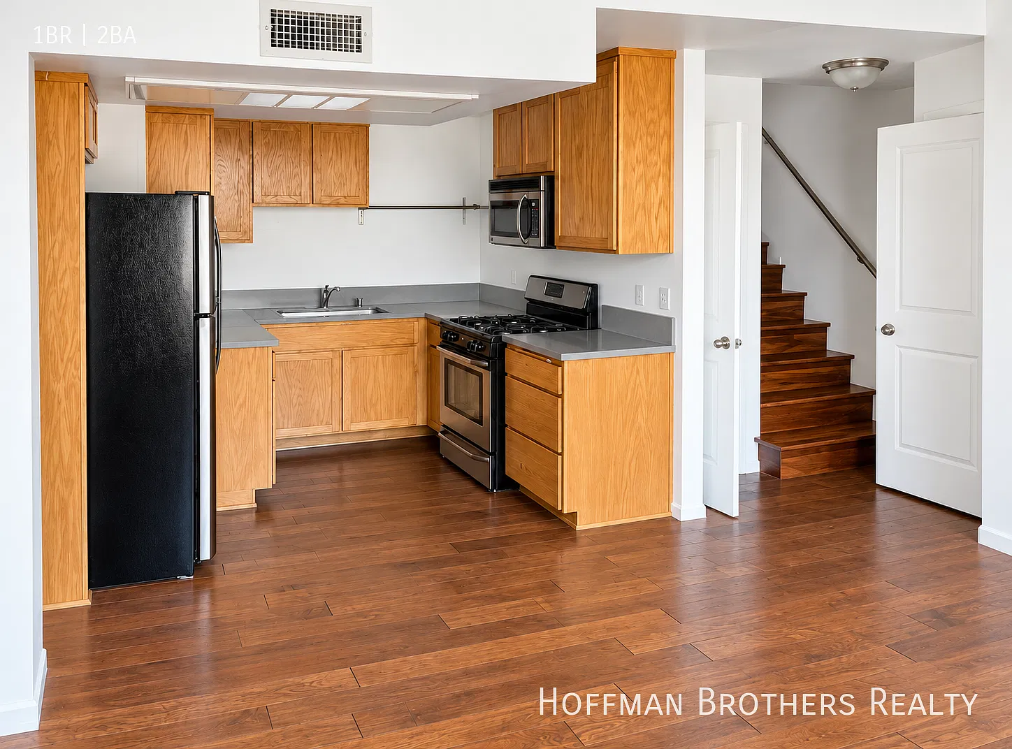 *2 Weeks Free*Westside Updated 1 Bedroom Townhouse with Equipped Modern Kitchen, Washer/Dryer & W... — Photo 1