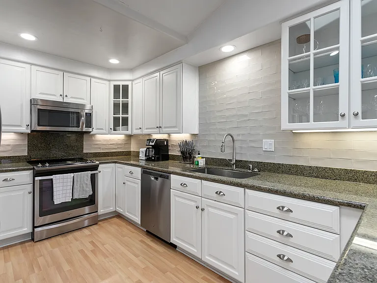 579 S Sierra Ave #18 — Photo 2