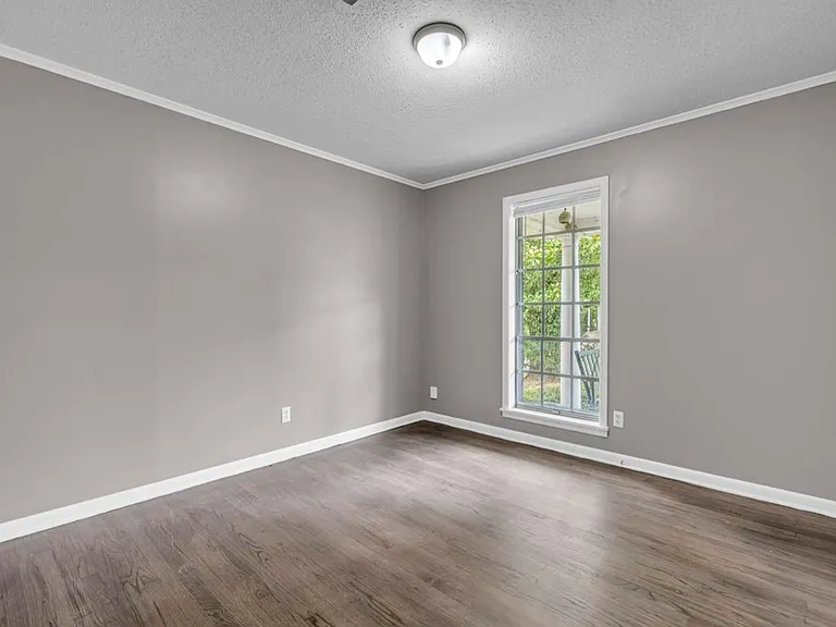 1007 Eisenhower Dr — Photo 12