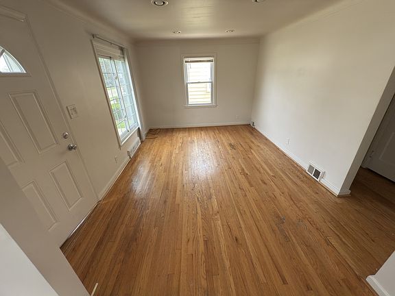 4th image of 14641 Russell Ave