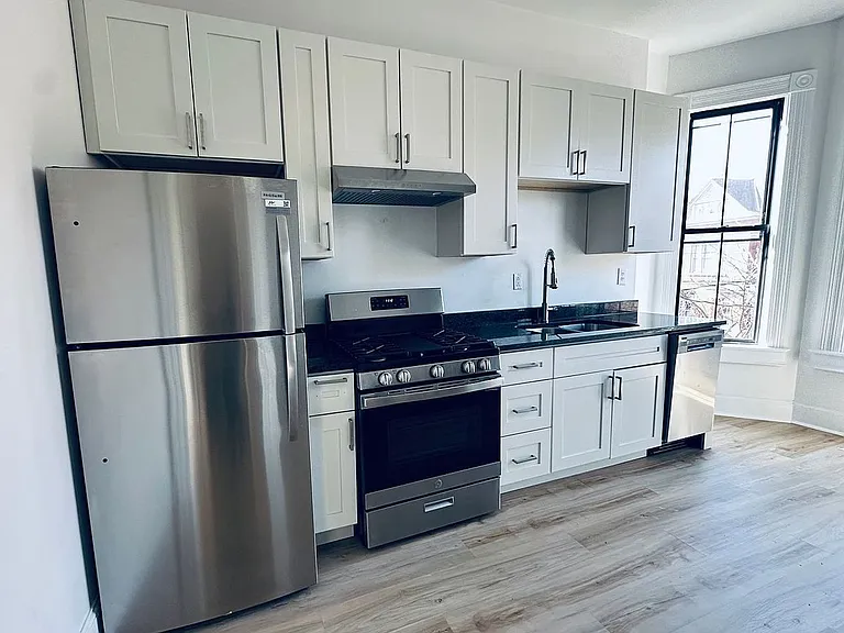323 Park Ave — Photo 2