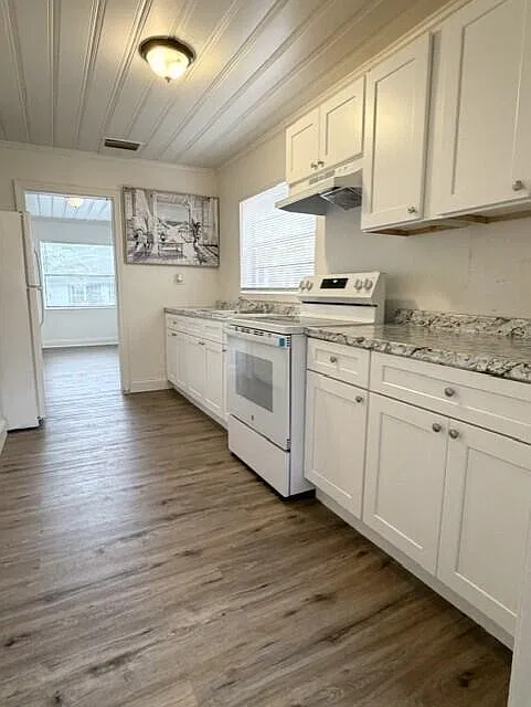 3 bed, 1.5 bath, 1266 sqft, $2,650 — Photo 3