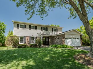225 N Whispering Hills Dr, Naperville, IL 60540