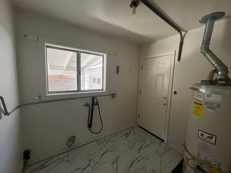 575 W Ash St — Photo 11