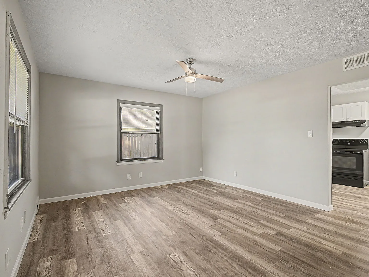 4 bed, 1105 sqft, $1,795 — Photo 3